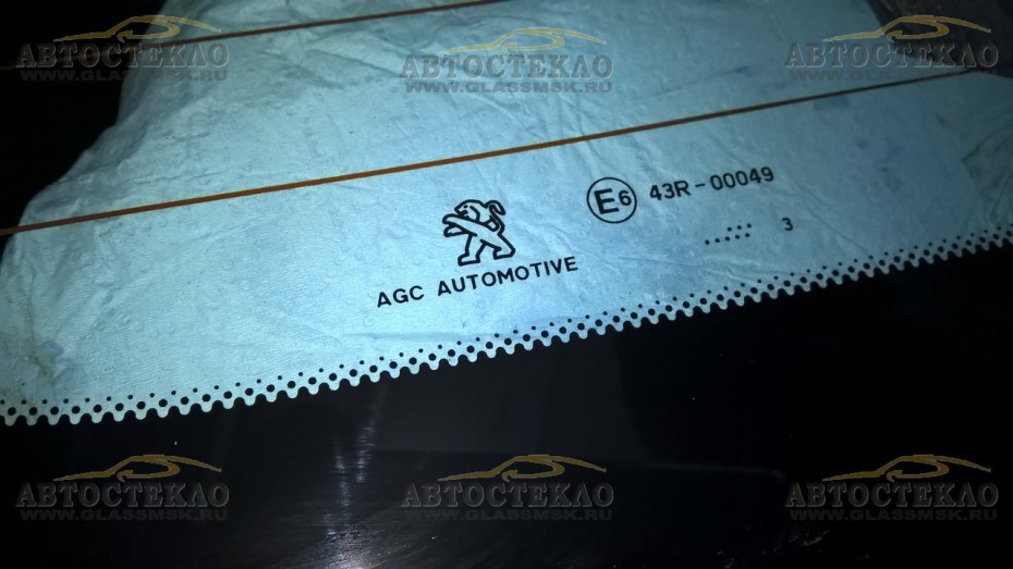 Замена заднего стекла Пежо 408 (Peugeot 408) с гарантией 2 года. Установлено оригинальное заднее стекло Пежо 408 (Peugeot 408), производитель AGC (Япония)
