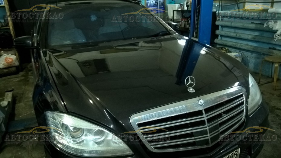 Замена лобового стекла Мерседес 221 (Mercedes W221)