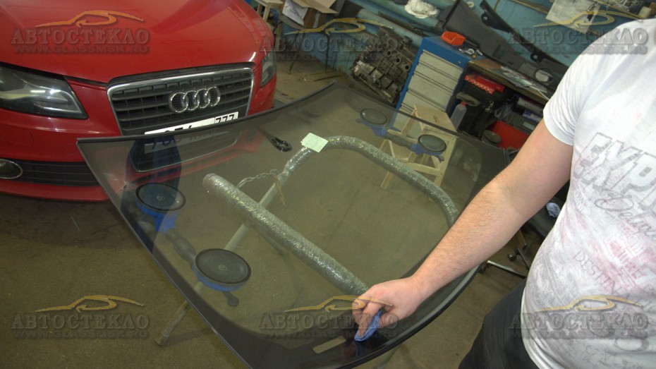 Обезжириваем кромку лобовое стекло Ауди А4 (Audi A4).