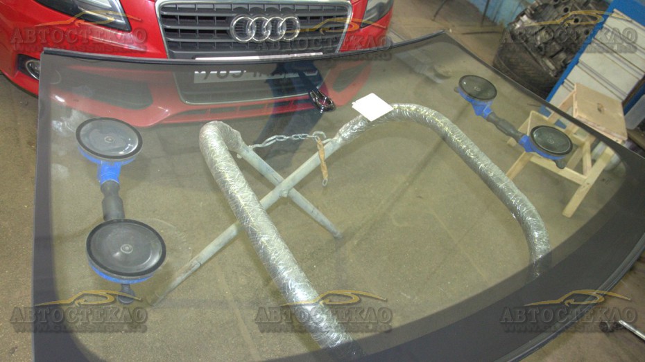 Подготавливаем лобовое стекло Audi A4 к замене.